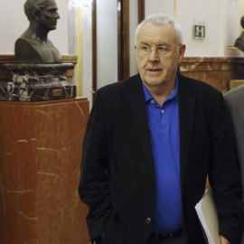 El coordinador federal de IU, Cayo Lara, en los pasillos del Congreso de los Diputados. EFE/Sergio Barrenechea