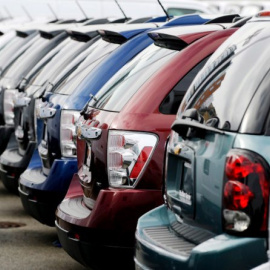 Coches expuestos en un concesionario. EFE