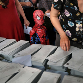 Un niño con un disfraz de Spiderman junto a una mesa de votación para las elecciones del 26 de mayo de 2019 en Madrid | REUTERS/ Susana Vera
