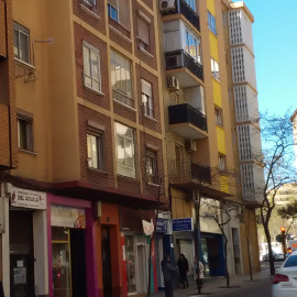 Isabel Olaso se quitó la vida con la ayuda de su hijo Ignacio hace un año en una vivienda de este edificio del barrio de Las Fuentes de Zaragoza. EDUARDO BAYONA