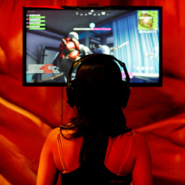 Imagen de una mujer asistente a la última edición de la feria mundial de videojuegos E3 en Los Ángeles (EEUU). REUTERS/Mike Blake