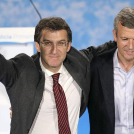 El presidente de la Xunta de Galicia, Alberto Núñez Feijó, con el vicepresidente del Ejecutivo autonómico, Alfonso Rueda, en un acto del partido. EFE
