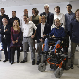 Pablo Iglesias, con los líderes autonómicos de Podemos. EFE