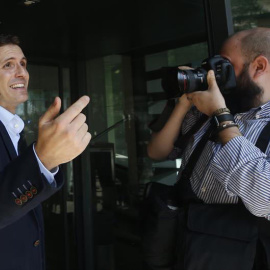El vicesecretario de Comunicación del Partido Popular, Pablo Casado, anuncia su candidatura para presidir el Partido Popular. (JAVIER LIZÓN | EFE)