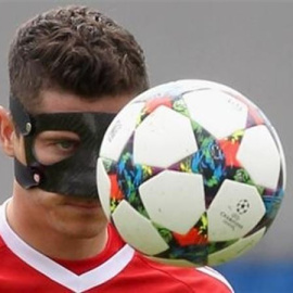 Lewandowski con la máscara facial con la que se ha entrenado. /BAYERN