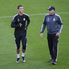 Cristiano sonríe con Ancelotti ayer en el entrenamiento en el Juventus Stadium. /REUTERS