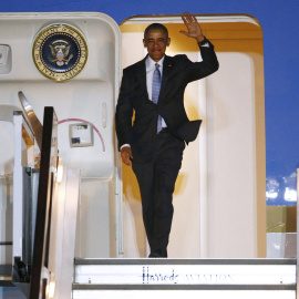 barack Obama, al aterrizar en el aeropuerto de Stansted, junto a Londres. - REUTERS