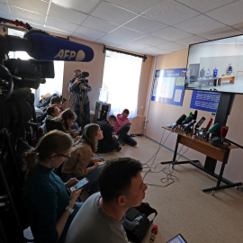 Un grupo de periodistas cubre frente a una pantalla el desarrollo de la audiencia judicial de Navalny, en Pokrov, a 22 de marzo de 2022.