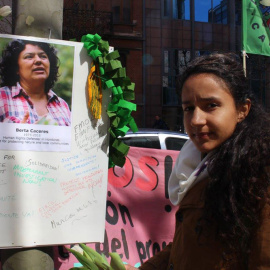 Berta Zúñiga Cáceres, hija de la líder lenca asesinada, pide justicia ante la embajada de Honduras en Bruselas. FRIENDS OF EARTH EUROPE.