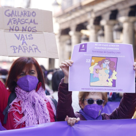 Una mujer porta una pancarta que reza 'Gallardo, Abascal, no nos vais a parar', en una manifestación por la defensa de los derechos de las mujeres, colocadas en el suelo de la plaza Mayor, a 2 de abril de 2022, en Valladolid, Castilla y Leó