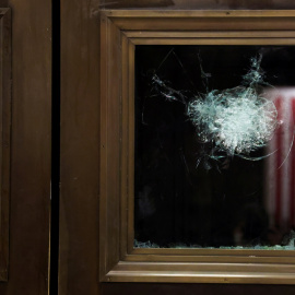 Una ventana rota durante el asalto al Capitolio de EEUU.