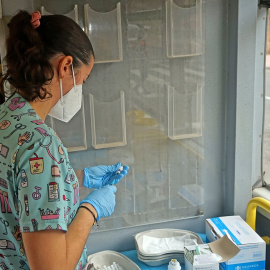 12/04/2022. Una sanitaria prepara una vacuna para un niño, en Santa Lucía de Tirajana, Gran Canaria, Islas Canarias (España), a 4 de febrero de 2022.