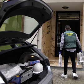 (12/4/2022) La Guardia Civil accede a la vivienda donde ha tenido lugar el suceso.