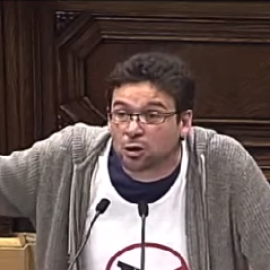 El diputado del Parlament de Catalunya por Catalunya Sí Que Es Pot, Albano Dante durante su intervención en la que acusa al PP por su gestión de la sanidad pública.