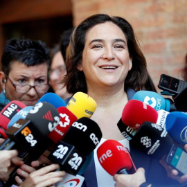 La actual alcaldesa de Barcelona, Ada Colau, empataría con el candidato de ERC, Ernest Maragall, en Barcelona, según sondeos a pie de urna | EFE/ Alejandro García