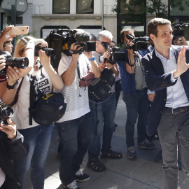 El vicesecretario de Comunicación del Partido Popular, Pablo Casado, anuncia su candidatura para presidir el Partido Popular. EFE/ Javier Lizón