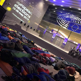 Más de 80 estudiantes de diferentes países europeos acamparon esta noche frente a la sede del Parlamento Europeo. EFE
