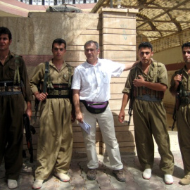 Manuel Martorell, junto a cuatro  ‘peshmergas’ del Partido Democrático del Kurdistán de Irán (PDKI) en el norte de Irak. - CUARTO PODER