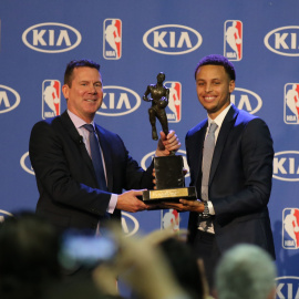 Curry recibe el premio al MVP de la temporada. REUTERS