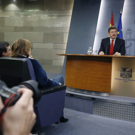 Los ministros de Justicia y Empleo y Seguridad Social, Rafael Catalá y Fátima Báñez, durante la rueda de prensa posterior a la reunión del Consejo de Ministros. EFE/Ángel Díaz