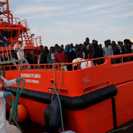 Un buque de rescate atraca en el puerto de Málaga con un grupo de migrantes que viajaban en tres pateras en el Mediterráneo. REUTERS / Jon Nazca