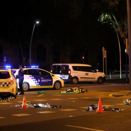 Un conductor de una bicicleta que se dedicaba al reparto de comida a domicilio ha fallecido esta noche en el centro de Barcelona al ser atropellado por un camión del servicio de limpieza.