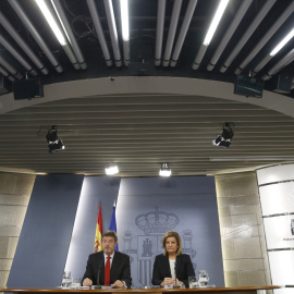Los ministros de Justicia y Empleo y Seguridad Social, Rafael Catalá y Fátima Báñez, durante la rueda de prensa posterior a la reunión del Consejo de Ministros. EFE/Ángel Díaz