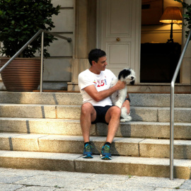El presidente del Gobierno, Pedro Sánchez, junto a su perra Turca, en La Moncloa. EFE