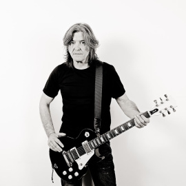 Boni, exguitarrista y voz de Barricada.