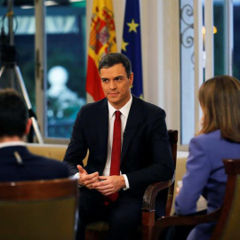 El presidente del Gobierno, Pedro Sánchez (c), acompañado por los presentadores Ana Blanco (d) y Sergio Martín. (JUANJO MARTÍN | EFE)