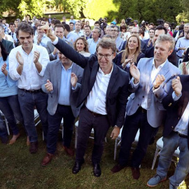 El presidente de la Xunta Alberto Núñez-Feijóo (c), saluda tras su comparecencia de esta tarde en la que anunció su intención de quedarse en Galicia y no concurrir en la carrera para relevar a Mariano Rajoy como líder del PP. (XOAN REY | EF