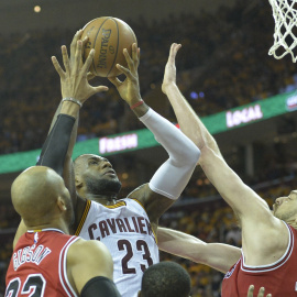 Gibson y Gasol intentan frenar la entrada a canasta de LeBron. /REUTERS
