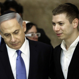 El primer ministro israelí Benjamin Netanyahu (izquierda) junto a su hijo Yair (derecha), en una imagen de archivo. / AFP - THOMAS COEX