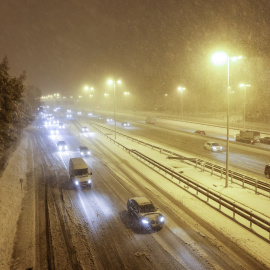 Vista de la M30 este viernes desde el puente de la avenida Ramón y Caja, en Madrid.
