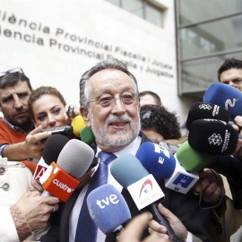 El exvicealcalde de Valencia, Afonso Grau, a su salida de la Ciudad de la Justicia, donde declara como testigo en la pieza separada sobre blanqueo de capitales en el PPCV. EFE/ Kai Försterling