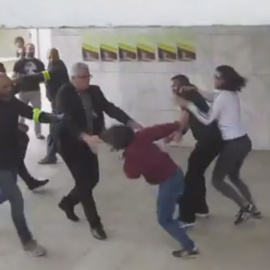 Un momento de la pelea entre neonazis y antifascistas en Barcelona.