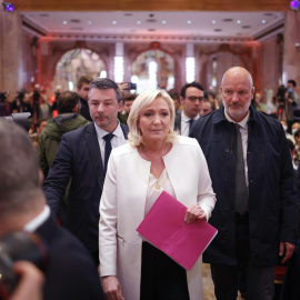 13/04/2022-La candidata del partido francés de extrema derecha Agrupación Nacional (RN), Marine Le Pen, llega para dar una rueda de prensa sobre su política de Asuntos Exteriores en el hotel Salons Hoche en París, Francia, el 13 de abril