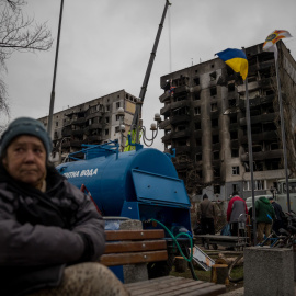 Bomberos realizan trabajos de demolición en un apartamento que sufrió daños tras un ataque con artillería pesada, hoy, en Borodianka (Ucrania)