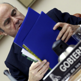 El ministro de Economía, Luis de Guindos, momentos antes de su comparecencia a petición propia ante la comisión del Congreso para informar sobre la situación económica. EFE/Sergio Barrenechea