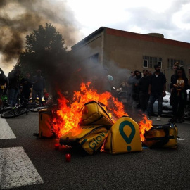 Unos 100 repartidores se concentran ante Glovo por la muerte de un compañero en Barcelona. EUROPA PRESS