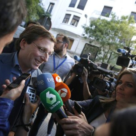 El candidato del PP al Ayuntamiento de Madrid, José Luis Martínez-Almeida, realiza declaraciones a la prensa a su llegada esta tarde a la sede del PP desde donde seguirá los resultados electorales de los comicios europeos, municipales y aut