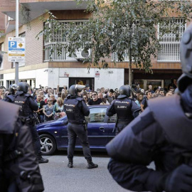 La Policía Nacional a la entrada de la sede de la CUP. | XAVI HERRERO