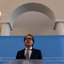 El ministro de Transportes alemán, Alexander Dobrindt, presenta los resultados de una investigación sobre los motores de los modelos de los principales fabricantes de automóviles. REUTERS/Fabrizio Bensch