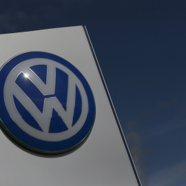 El logo de Volkswagen en la sede del fabricante de automóviles, en Wolfsburg0.. REUTERS/Hannibal Hanschke