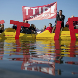 Activistas muestran las iniciales TTIP durante una protesta contra el acuerdo de libre cambio comercial e inversiones entre Estados Unidos y la Unión Europea, en el lago Maschsee en Hanover (Alemania). EFE/Sebastian gollnow