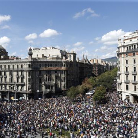 Un total de 3.800 personas, según la Guardia Urbana, están congregadas ante la sede de la consellería de Economía y Hacienda de la Generalitat, situada en la Rambla de Catalunya confluencia con la Gran Vía de Barcelona, en protesta por el r
