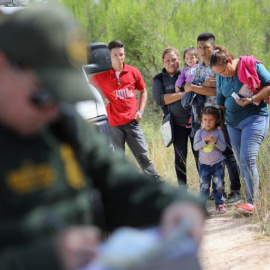 Los solicitantes de asilo centroamericanos esperan la decisión de los agentes de la Patrulla Fronteriza de los Estados Unidos/AFP