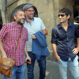 Los alcaldes de A Coruña, Xulio Ferreiro; de Santiago de Compostela, Martiño Noriega y el de Ferrol, Jorge Suárez, antes de la rueda de prensa en la que han informado sobre la situación de las conversaciones de En Marea con Podemos Galicia.