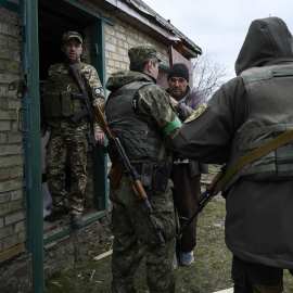 La aldea de Andriivka, al oeste de Kiev, reveló graves daños, asesinatos y desapariciones de civiles, después de la retirada de los rusos a fines de marzo de 2022.