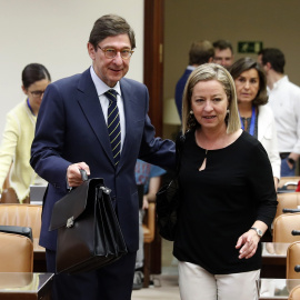El presidente de Bankia, José Ignacio Goirigolzarri, junto a la diputada Ana Oramas, presidenta de la Comisión de Investigación de la crisis financiera y rescate bancario del Congreso de los Diputados, momentos antes de su comparecencia ant